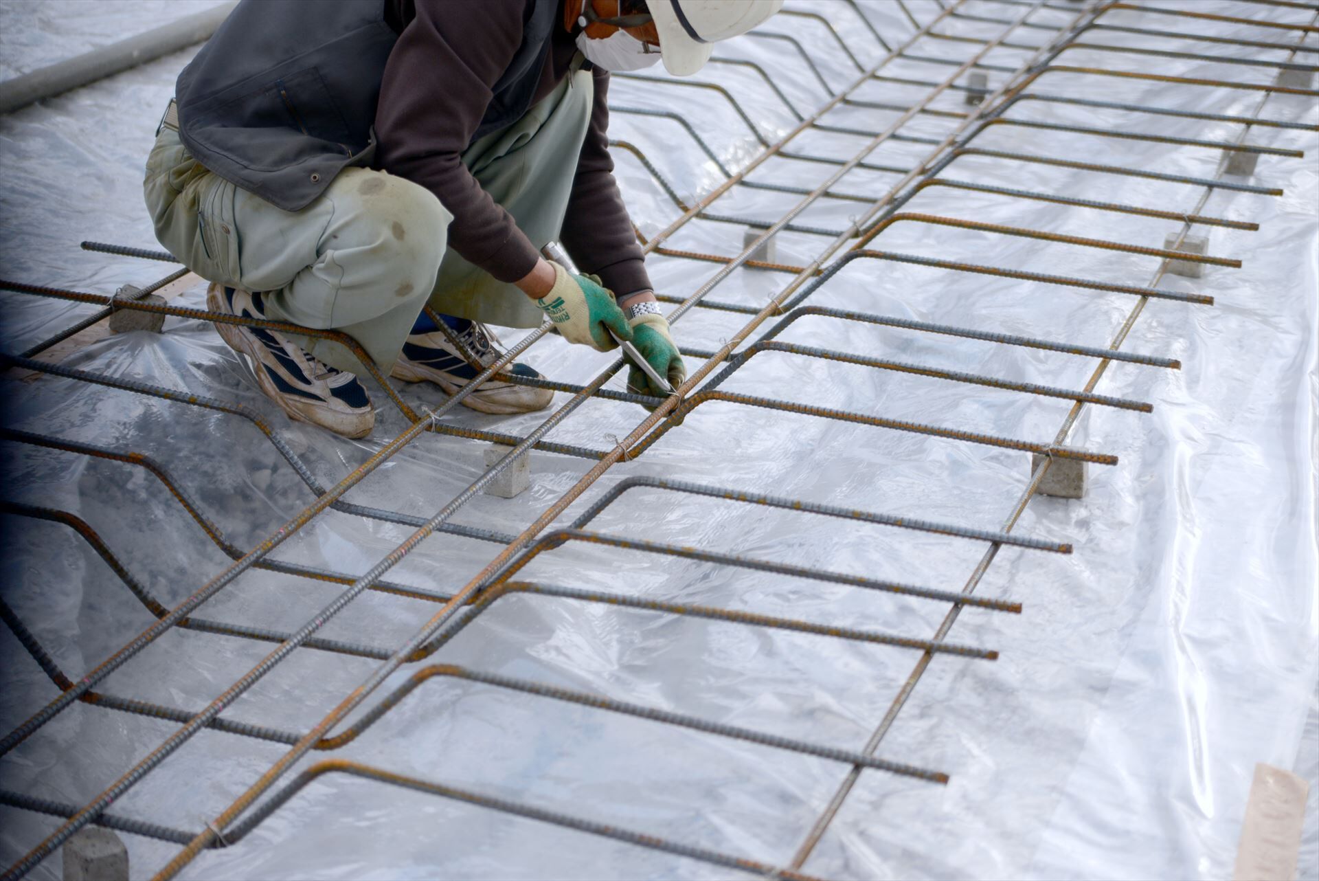 鉄筋の結束作業をする職人