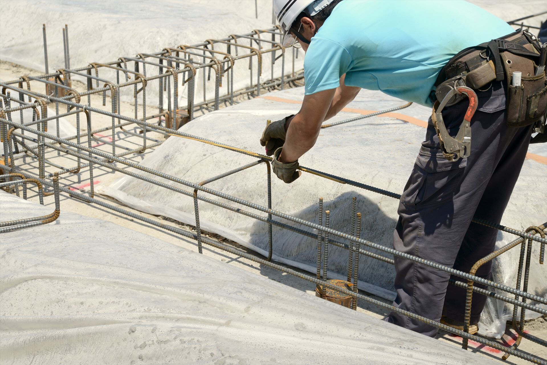 作業する鉄筋工jpg